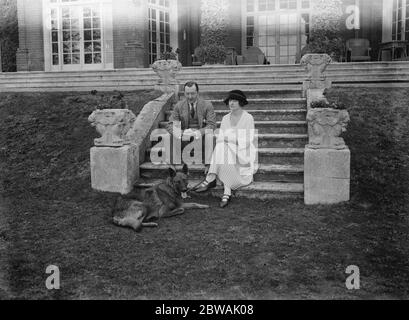 Lord and Lady Terrington in casa loro ' Binfield , Marlow 30 ottobre 1921 vera Woodhouse, Lady Terrington, politico liberale e una delle prime donne parlamentari - ha vinto il suo posto nelle elezioni generali del dicembre 1923 UK Foto Stock