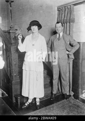 Lord and Lady Terrington in casa loro ' Binfield , Marlow 30 ottobre 1921 vera Woodhouse, Lady Terrington, politico liberale e una delle prime donne parlamentari - ha vinto il suo posto nelle elezioni generali del dicembre 1923 UK Foto Stock