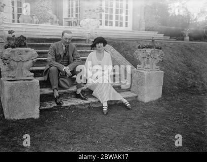 Lord and Lady Terrington in casa loro ' Binfield Marlow 30 ottobre 1921 vera Woodhouse, Lady Terrington, politico liberale e una delle prime donne parlamentari - ha vinto il suo posto nelle elezioni generali del dicembre 1923 UK Foto Stock