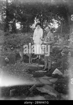 Lord and Lady Terrington in casa loro ' Binfield , Marlow 30 ottobre 1921 vera Woodhouse, Lady Terrington, politico liberale e una delle prime donne parlamentari - ha vinto il suo posto nelle elezioni generali del dicembre 1923 UK Foto Stock