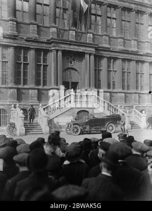 Gand situata nella regione fiamminga del Belgio occupata dai tedeschi. La bandiera tedesca che sorvola l'Hotel de Ville 13 ottobre 1914 Foto Stock