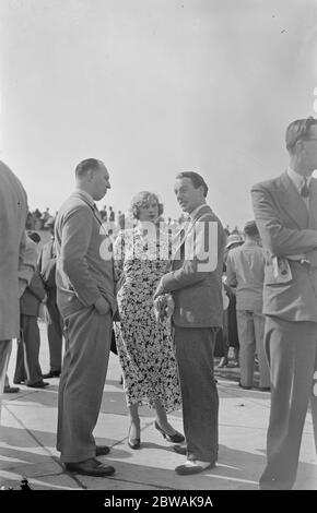 Gilda di piloti aerei e navigatori esporre al Brooklands Earl di Brecknock , Miss Althan e MR Whitney 1933 Foto Stock