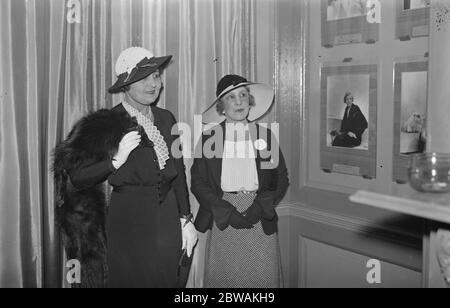 Vista privata dello spettacolo del Capitano Peter North dei ritratti di persone ben note. Madame Thurkow e Georgina Lady Sholto Douglas . 26 gennaio 1933 Foto Stock