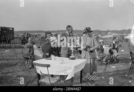 Gilda di piloti aerei e navigatori esibire al Brooklands Flight Lieut Allen ( Center ) e Duchessa di Bedford 1933 Foto Stock