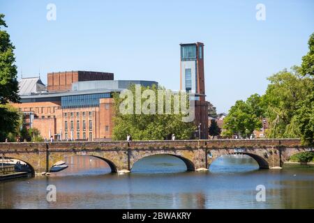 Royal Shakespeare Company teatro dal fiume Avon, Stratford-upon-Avon, Warwickshire, Inghilterra, Regno Unito Foto Stock