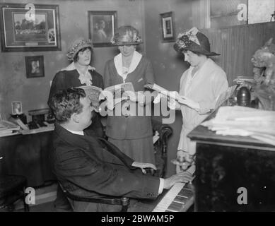 Le compagnie teatrali touring hanno provato voci al direttore musicale di Daly Foto Stock