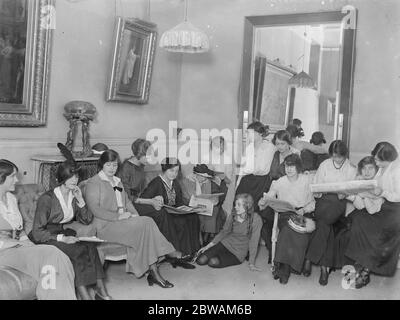 Le compagnie teatrali che si esibiscono al Daly' s nella sala verde in attesa della loro chiamata Foto Stock