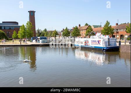 Royal Shakespeare Company teatro dal canale e Bancroft Gardens, Stratford-upon-Avon, Warwickshire, Inghilterra, Regno Unito Foto Stock