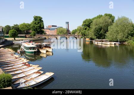 Royal Shakespeare Company teatro dal fiume Avon, Stratford-upon-Avon, Warwickshire, Inghilterra, Regno Unito Foto Stock