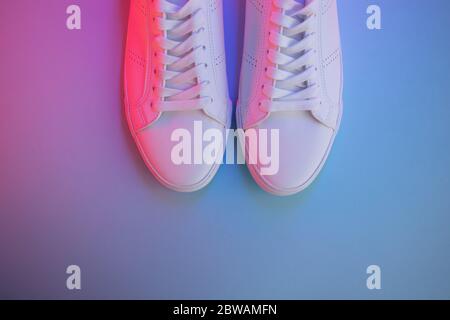 Paio di sneaker su sfondo a colori, vista dall'alto Foto Stock