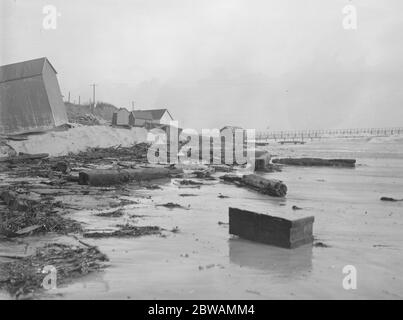 Il relitto di capanne da bagno a Littlehampton dopo la Grande tempesta . 1925 Foto Stock