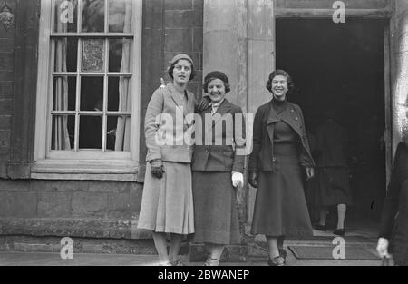 Incontro della caccia al Warwickshire all'Upton House Miss A Faudell Phillips , Miss Faudel Phillips e Miss Rosemary Rothschild 1932 Foto Stock