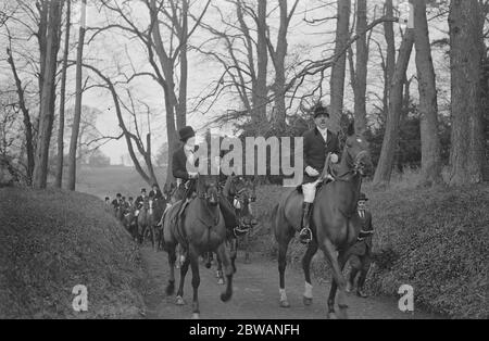 Incontro della caccia al Warwickshire a Upton House Lord Willoughby De Broke ( Joint Master ) e alla signora Smith Ryland che guida il campo 1932 Foto Stock