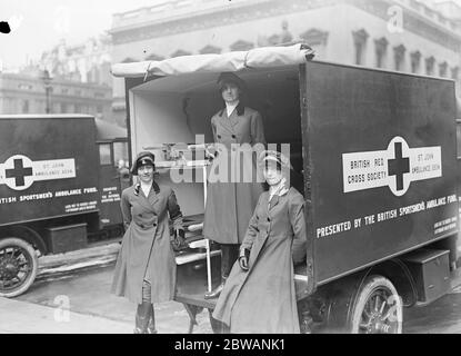 Ambulanze presentate dal fondo per le ambulanze degli sportivi britannici. Donne driver 1917 Foto Stock