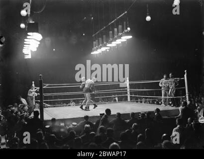 Bombardier Billy Wells contro Colin Bell . Fu poi determinato che Bell non avrebbe dovuto combattere Wells, perché era molto malato. Bell presto è stato in chirurgia per oltre due ore per coaguli di sangue 30 giugno 1914 Foto Stock