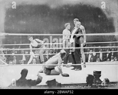 Bombardier Billy Wells contro Colin Bell . Fu poi determinato che Bell non avrebbe dovuto combattere Wells, perché era molto malato. Bell presto è stato in chirurgia per oltre due ore per coaguli di sangue 30 giugno 1914 Foto Stock