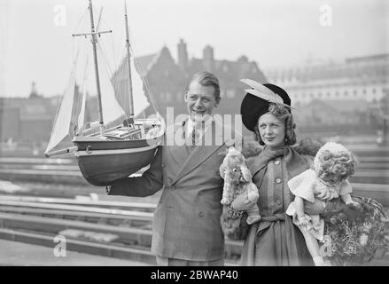 Alla stazione di Waterloo Londra , di ritorno dal suo tour sudafricano - Miss Renee Houston e suo marito , Pat Aherne 11 aprile 1938 RenŽe Houston ( 24 luglio 1902 - 9 febbraio 1980 ) è stata una commedia scozzese e una commedia artista nata Katherina Houston Gibbin, Ha girato le sale di musica e ha revue con la sorella Billie Houston come le sorelle di Houston. Patrick Aherne ( 6 gennaio 1901 Ð 30 settembre 1970 ) è stato un Foto Stock