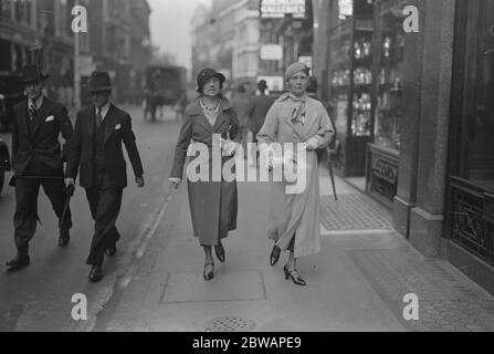 Shopping a Bond Street Principessa Alice Contessa di Athlone 13 ottobre 1933 Foto Stock