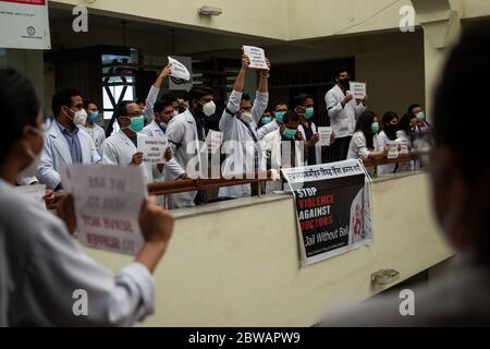 Kathmandu, Nepal. 31 maggio 2020. I medici tengono in su i cartelli con i messaggi di protesta contro l'assalto ai medici di dovere del Nepal Medical College.Medici protestano contro l'assalto ai medici di dovere del Nepal Medical College sono stati maneggiati da un locale dopo che un paziente è morto mentre è stato sottoposto a trattamento tra COVID-19 preoccupazioni. Credit: SOPA Images Limited/Alamy Live News Foto Stock