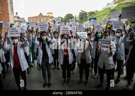 Kathmandu, Nepal. 31 maggio 2020. I medici tengono i cartelli mentre protestano contro l'assalto ai medici di dovere del Nepal Medical College.Medici protestano contro l'assalto ai medici di dovere del Nepal Medical College sono stati maneggiati da un locale dopo che un paziente è morto mentre è stato sottoposto a trattamento tra COVID-19 preoccupazioni. Credit: SOPA Images Limited/Alamy Live News Foto Stock