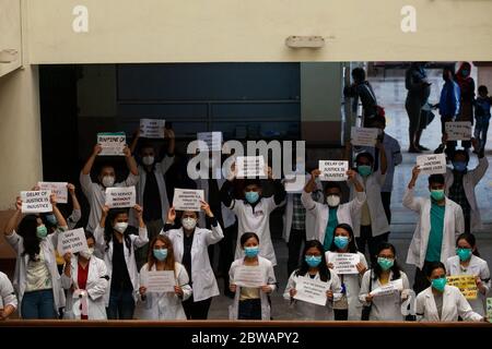 Kathmandu, Nepal. 31 maggio 2020. Medici indossando maschere di faccia, tenere cartelli come protestano contro l'assalto a medici in servizio del Nepal Medical College.Medici protesta contro l'assalto a medici in servizio del Nepal Medical College sono stati maneggiati da un locale dopo che un paziente è morto mentre in trattamento tra COVID-19 preoccupazioni. Credit: SOPA Images Limited/Alamy Live News Foto Stock