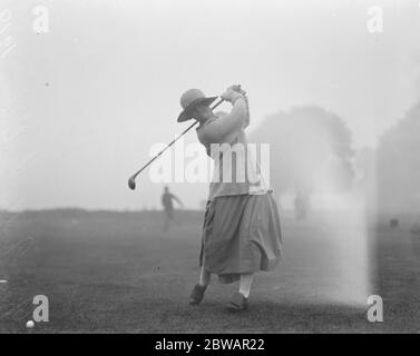 Signore parlamentare golf contro le associazioni di servizi Uniti Miss Molly Griffiths (United Services ) 24 ottobre 1920 Foto Stock