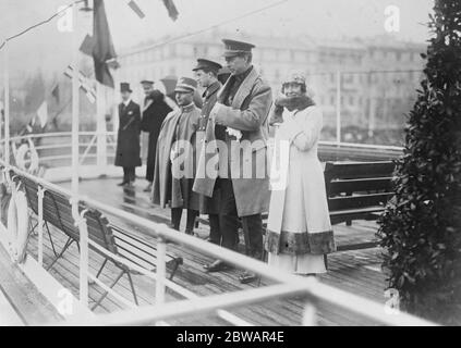 Il re e la regina dei belgi con il figlio Principe Leopoldo in visita all'Isola di Comacina , che fu presentata dal Re all'artista di Brera . 10 aprile 1922 Alberto i (8 aprile 1875 - febbraio 17 1934) Foto Stock