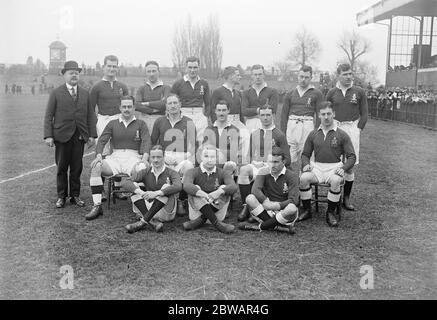 Il re e il principe del Galles partecipano alla partita di rugby della Marina contro l'Esercito la squadra di Army Back Row (da sinistra a destra) CC W Jones , Croce militare , Corporal C Hyland , Lieut G Young , Lieut P e R Baker Jones , Lieut R B V Simpson , Lieut D Cross , Captain J S W Stone Middle Row (da sinistra a destra) Major W B N Roderick , Major P H Lawless Military Cross , Major R M Scobie , Military Cross , Major e G W Harrison , Croce militare , Lieut H L Day Front Row , (da sinistra a destra) Capitano W M Schewen , Lieut e C Penny , Capitano G Hedderwick Croce militare 1920 Foto Stock