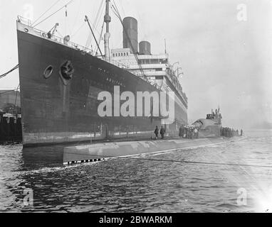 HMS Submarine No 3 la nuova corazzata sommergibile che si trova accanto al gigante Cunarder ' Aquitania ' 30 marzo 1920 Foto Stock