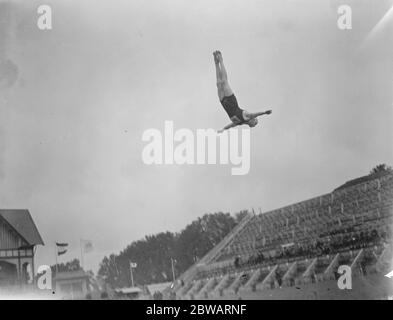 Giochi Olimpici ad Anversa Harold Clarke della squadra britannica che si contenderà in alta immersione 24 agosto 1920 Foto Stock