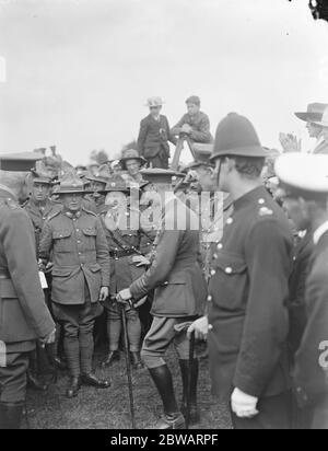 Bisley Meeting , Surrey Prince Albert - poi Re Giorgio VI - congratulandosi con il Sergente Loveday , il vincitore 18 luglio 1919 Foto Stock