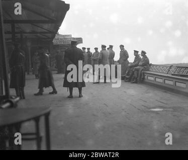 Prigionieri di guerra tedeschi che si rilassano sul molo di Southend - on - Sea , Essex . Foto Stock