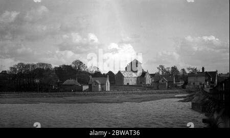 Shoreham vecchio e la sua chiesa visto dal ponte sul fiume Adur . 1931 Foto Stock
