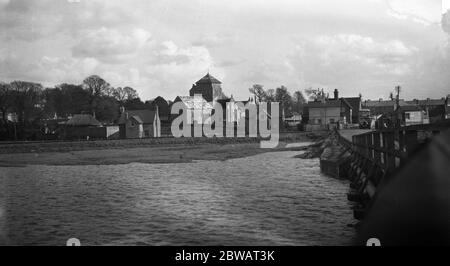 Old Shoreham - vicino - Mare visto dal vecchio ponte a pedaggio sul fiume Adur . 1931 Foto Stock