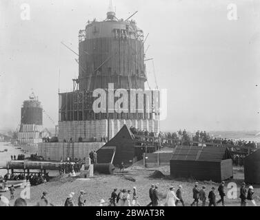 La misteriosa nave a torre della British Navy lanciata a Shoreham domenica la nave a torre che passa attraverso l'ingresso del porto, guardata dalla folla 16 settembre 1920 Foto Stock