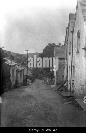 Guardando giù per la strada del villaggio a Boscastle , Cornovaglia . Foto Stock