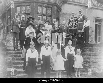 Hohenzollern ancora abbastanza a casa in Germania UNA notevole immagine dei due bambini di guerra ex Crown Princes che mostra anche come quasi tutti i membri della famiglia sono invecchiati o cresciuti dal 1912, quando l'ultimo sono stati fotografati tutti insieme sinistra a destra prima fila Principe Alessandro Di Prussia (figlio unico del principe August Wilhelm il quarto figlio del Kaiser) Principe Huberte (ex principe ereditario terzo figlio) Principessa Alessandrina di Prussia (le corone Principe Guerra bambino nato 1915 ) l'ex Granduca ereditario di Hecklenburg Schwerin Principessa Cecille di Prussia ( ex Crown Prince' s giovane guerra bambino bor Foto Stock