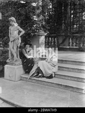 Duchessa di Albany Watches Indian Play Mrs Henry Poole , moglie del noto scultore ( a sinistra ) e Miss Winifred Laurence , il drammaturgo , guardando il dramma indiano 5 settembre 1921 Foto Stock