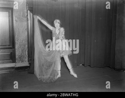Nancy Price e sua figlia in un matinée di ballo viene dato un matinée di ballo alla Sala Eolie in aiuto dell' ospedale dei bambini della Great Ormonde Street . La sig.ra Joan Maude la figlia di Nancy Price (la sig.ra Charles Maude), di tredici anni, disegnò tutti i suoi abiti e organizzò le danze per la matinée . Miss Joan Maude in una danza ombra 2 febbraio 1922 Foto Stock