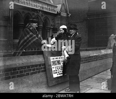 Il reverendo G W Johnston , vicario di St Jude's , Gray's Inn Road , Londra , ricevendo di persona alla porta della sua chiesa , abbonamenti per fornire un giorno al mare per i poveri bambini del suo distretto . 1 luglio 1932 Foto Stock