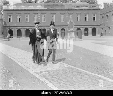 Il 4 giugno festeggiamenti a Eton . Il dottor Alington , il capo maestro che cammina nei terreni del Collegio con uno dei 6 ragazzi della forma . 3 giugno 1922 Foto Stock