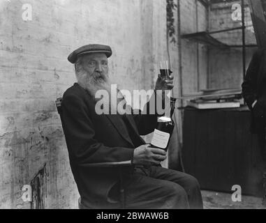 Il Patriarca di Walworth 103 e ancora in corso - bere whisky scozzese Bianco e nero 13 settembre 1922 Foto Stock