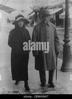 Magnate finanziario greco per visitare Londra . Sir Basil Zaharoff , magnate finanziario greco , che viene a Londra . È stato descritto al Mistero d'Europa . 2 ottobre 1922 la donna è forse María del Pilar Antonia Angela Patrocinio Simona de Muguiro y Beruete che divenne Lady Zaharoff nel 1924 Foto Stock