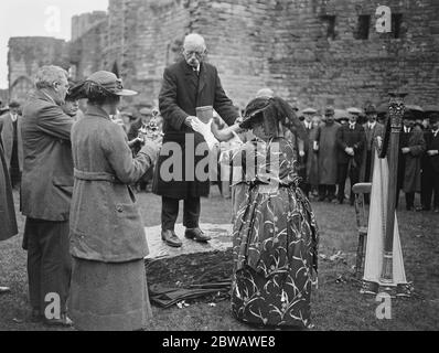 Gallese Nazionale Eisteddfod a Carnarvon Mrs Parry l'ex-mayoressa di Carnarvon, consegna il corno al signor Dyfed , l'Arch Druid 2 agosto 1921 Foto Stock