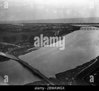 Una vista di Shoreham - vicino - mare dall'aria che mostra i ponti sul fiume Adur e verso il mare. 9 giugno 1928 Foto Stock