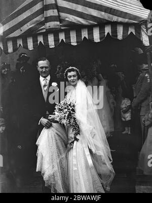 Matrimonio di John Stuart Johnstone e Miss Pamela Rosamund Spicer alla Chiesa parrocchiale di St Marylebone , Londra . 2 aprile 1936 Foto Stock