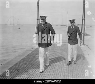 Celebrità a Cowes sull'Isola di Wight , della Costa Sud d'Inghilterra il Duca di Leeds e il conte di Mount Edgcumbe 1 agosto 1921 Foto Stock