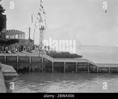Celebrità a Cowes sull'Isola di Wight , della Costa Sud d'Inghilterra la Stazione reale degli yacht 1 agosto 1921 Foto Stock