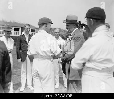 Martin Bladen Hawke, 7th Baron Hawke of Towton apre un nuovo campo da cricket del Club indiano di cricket di Gymkhana a Osterley, nella parte ovest di Londra, il 24 maggio 1922 Foto Stock