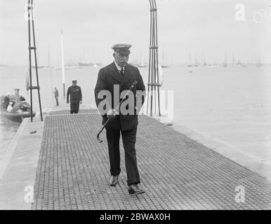 Celebrità a Cowes sull'Isola di Wight , della costa meridionale dell'Inghilterra il Duca di Connaught atterra alla Stazione reale degli yacht 2 agosto 1921 Foto Stock
